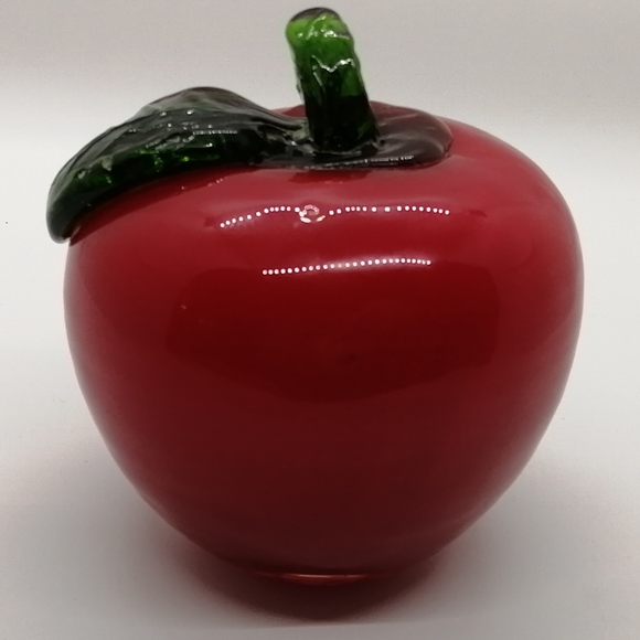 Art glass apple paperweight - Picture 4 of 13
